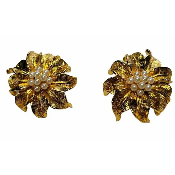 Unbranded Jewelry - Vintage Gold Toned Pierced Earrings